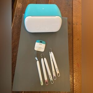 Cricut Joy in Teal and White with Tool Set *no power cord